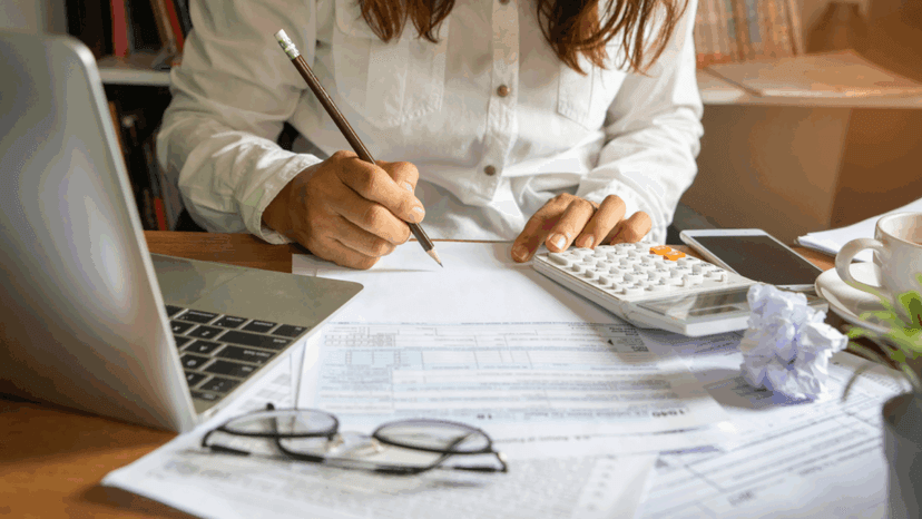 Specialist conducting tax planning